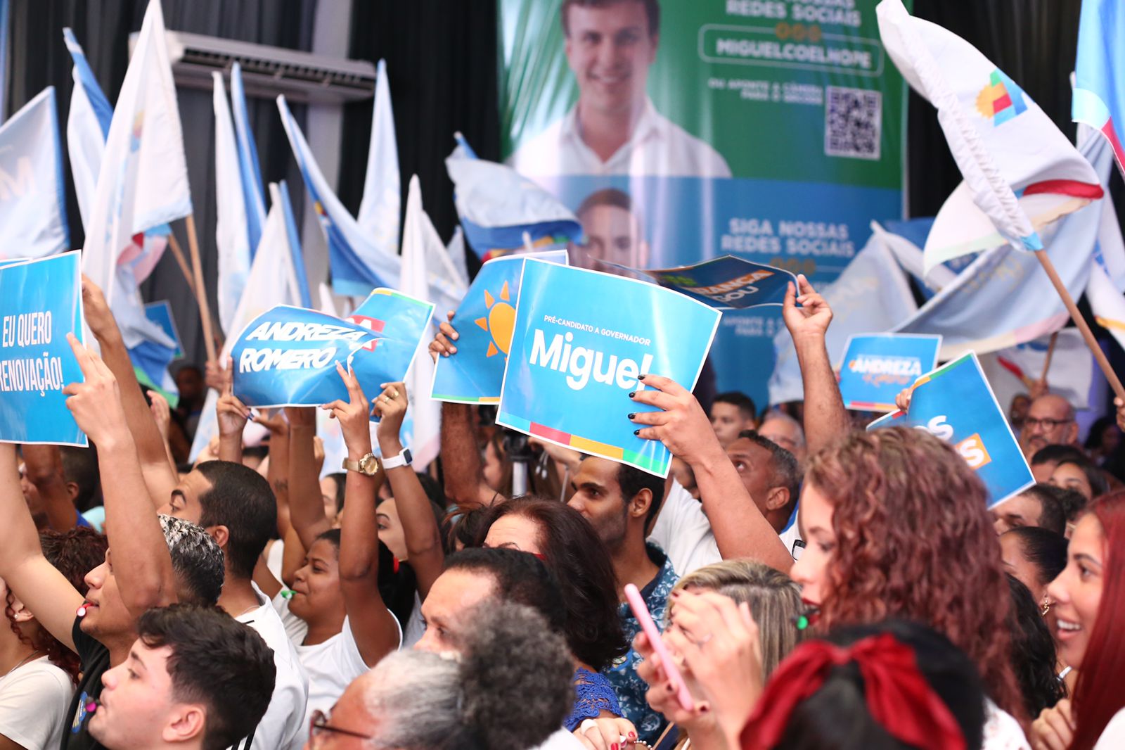 Romero e Andreza reúnem apoiadores em ato no Recife  