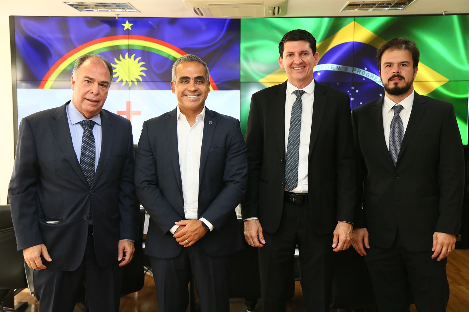 Em Brasília, Simão garante abrigo municipal para Petrolina