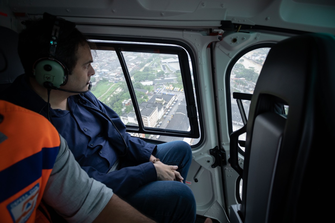 Paulo Câmara sobrevoa áreas atingidas na RMR