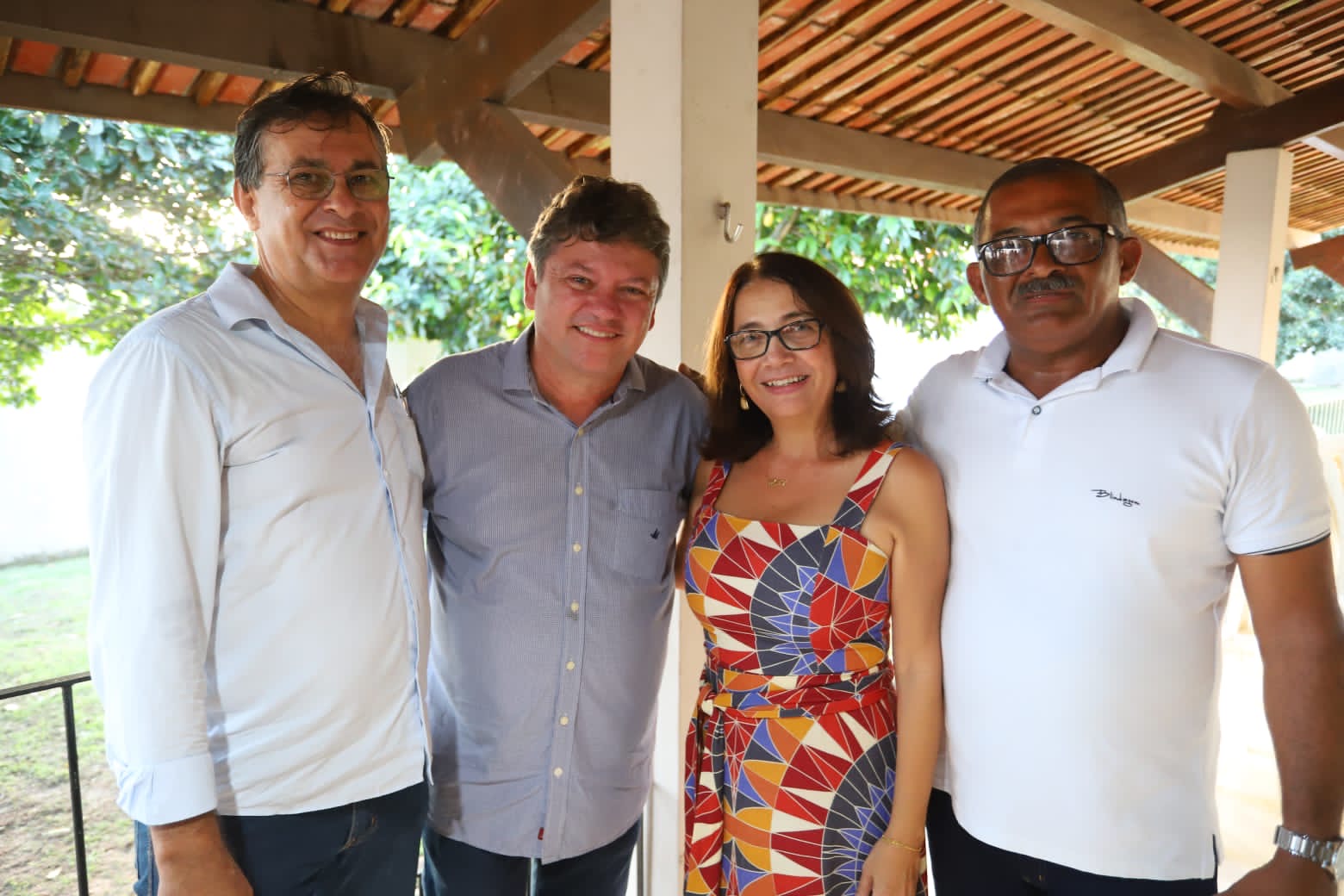 Prefeita de Escada oficializa apoio à pré-candidatura de Sileno