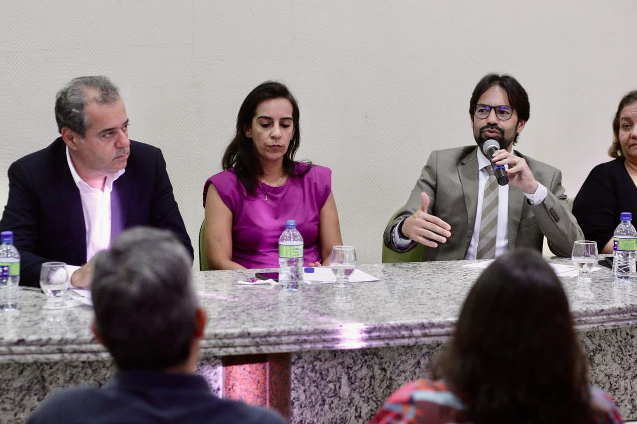 Diogo e Danilo dialogam com profissionais da Enfermagem