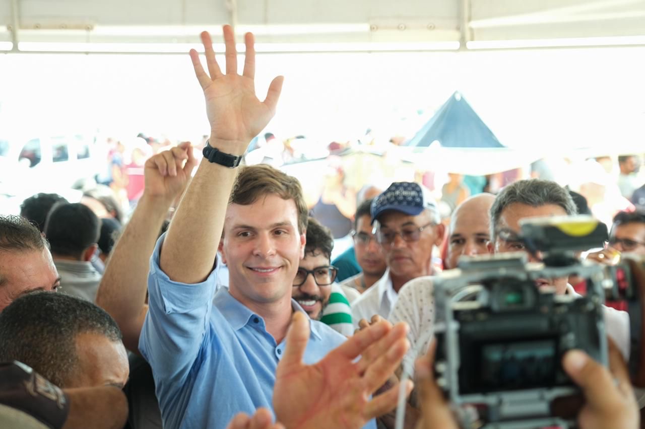 Miguel participa de festa do trabalhador em Riacho das Almas 