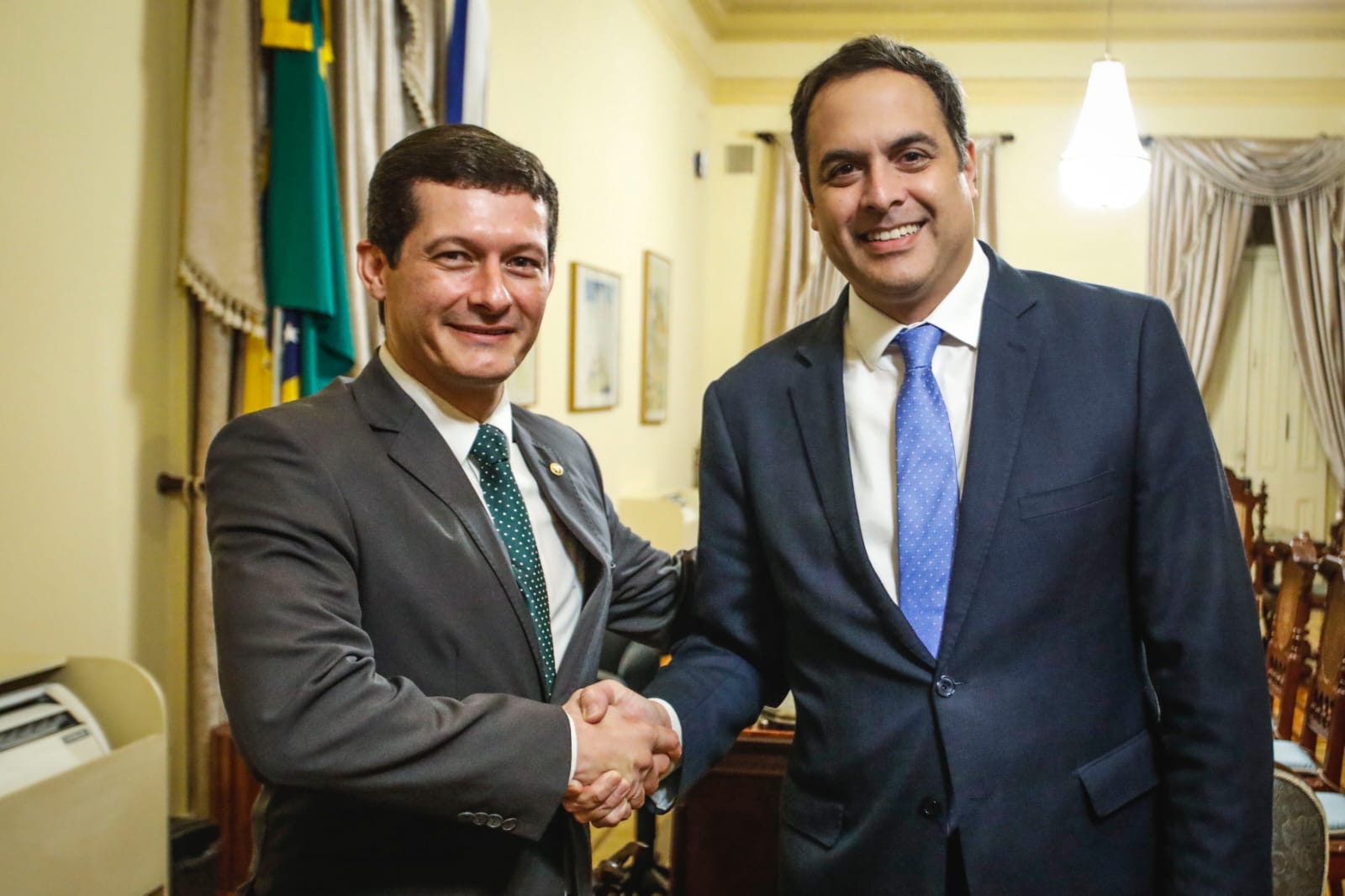 Paulo Câmara recebe novo defensor público-geral do Estado