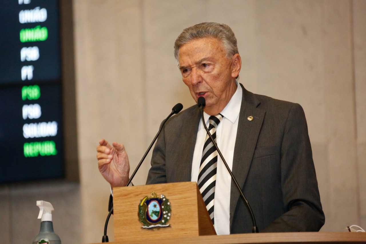 José Queiroz exalta novo Centro de Hemodiálise de Caruaru