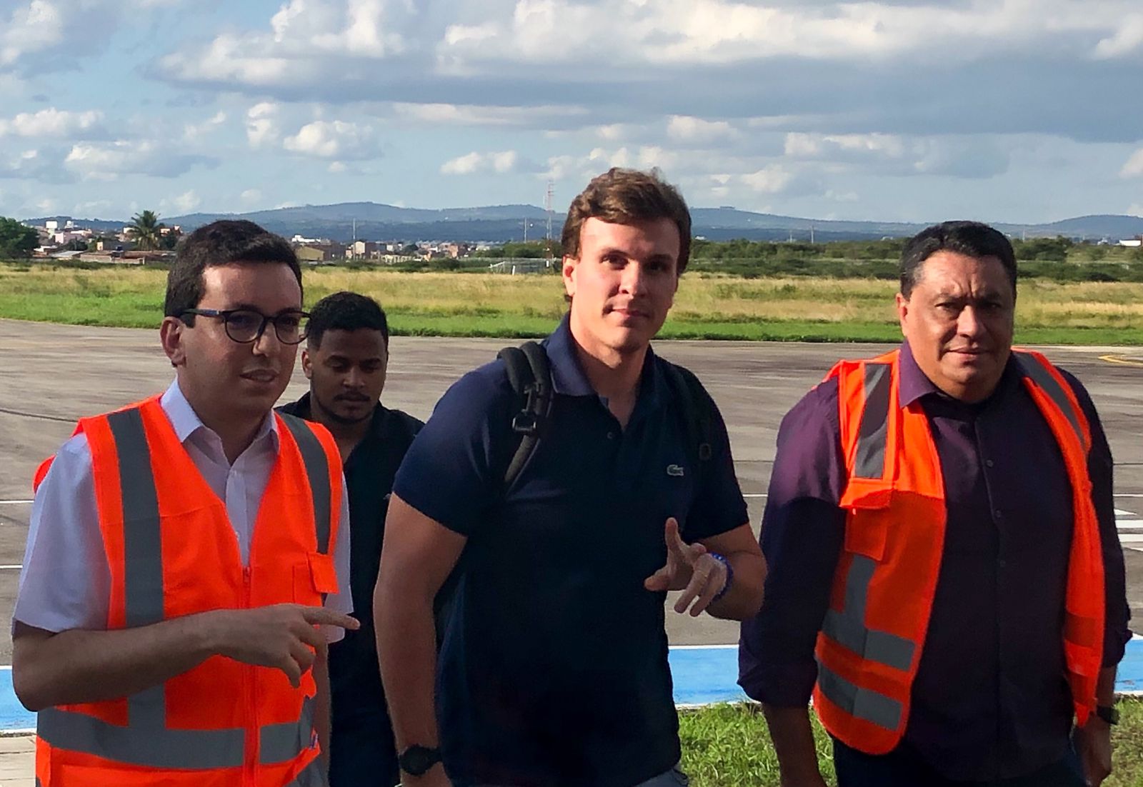 Raffiê e Manoel Santos recepcionam Miguel em Caruaru