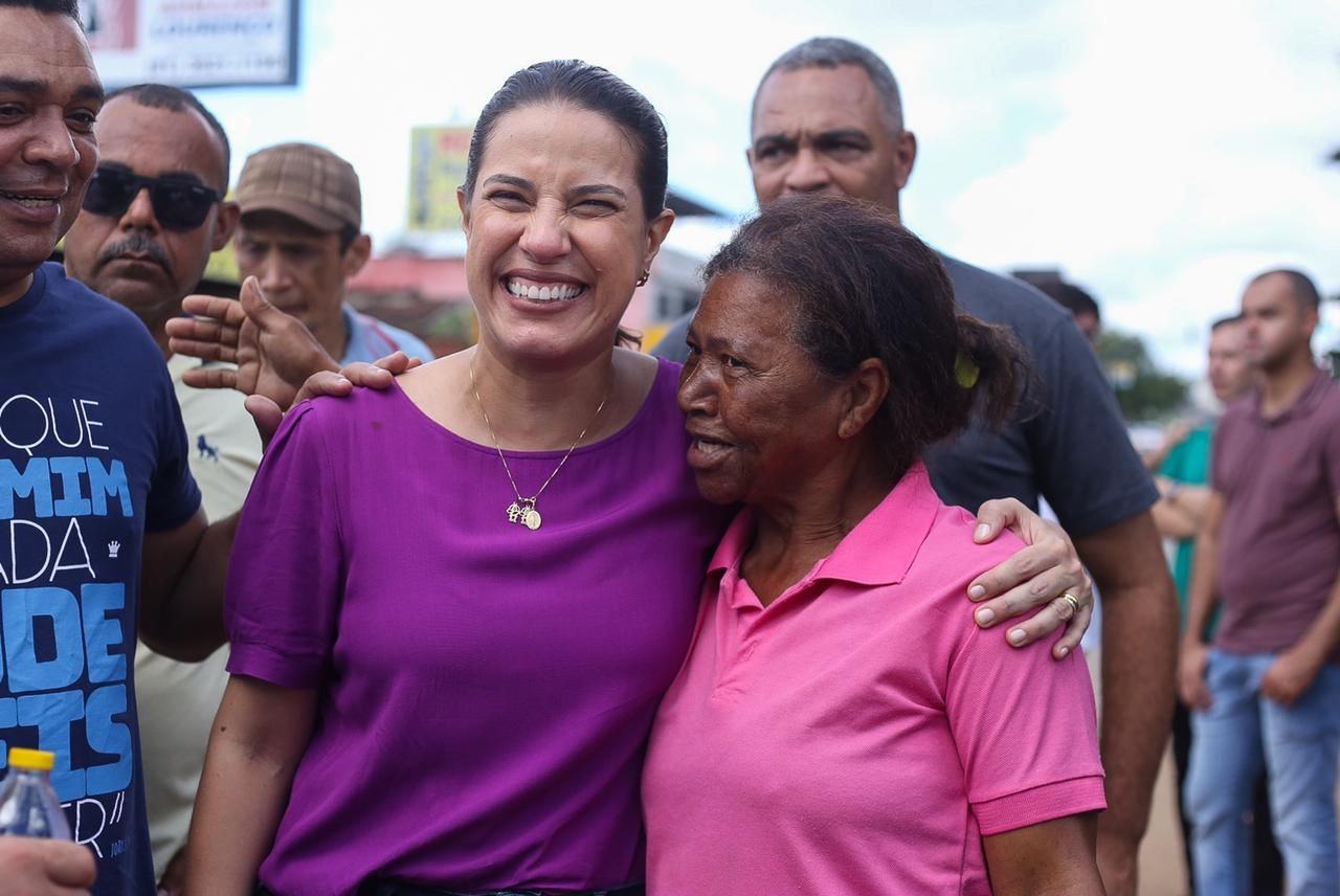 Raquel Lyra inicia o domingo visitando feira de Carpina
