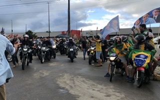 Anderson Ferreira na garupa de Bolsonaro
