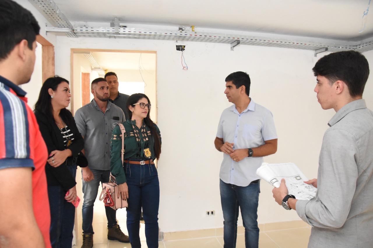 Lessa vistoria obras da nova Delegacia da Mulher em Caruaru 