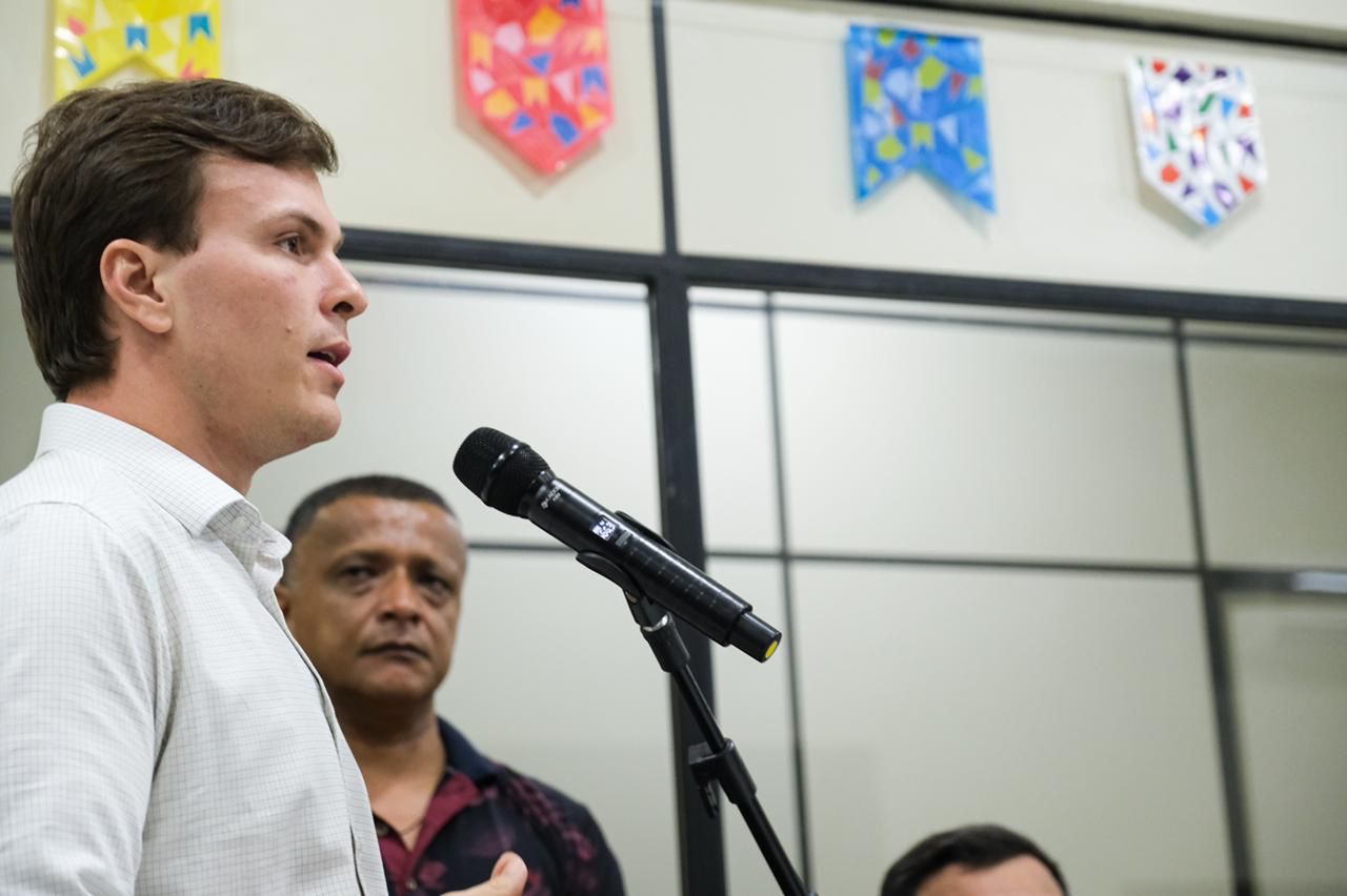 Em Altinho, Miguel Coelho diz que vai reformar PE-149