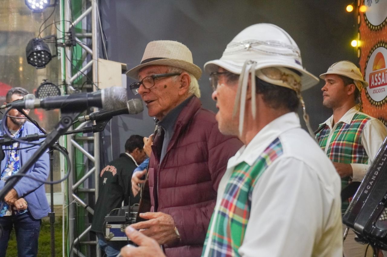 Show de Onildo Almeida atrai turistas ao Polo do Repente