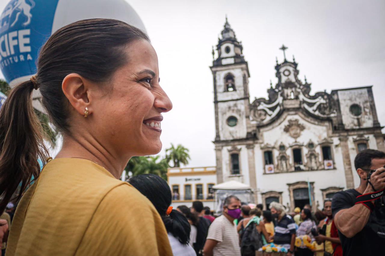 Raquel acompanha missa campal da Padroeira do Recife