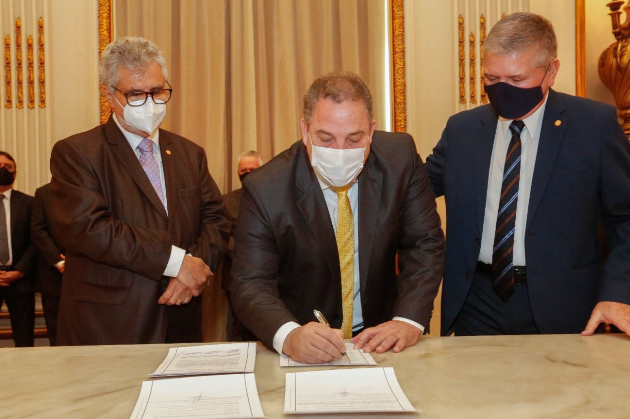 Eriberto Medeiros vai ao Palácio da Justiça para promulgar leis