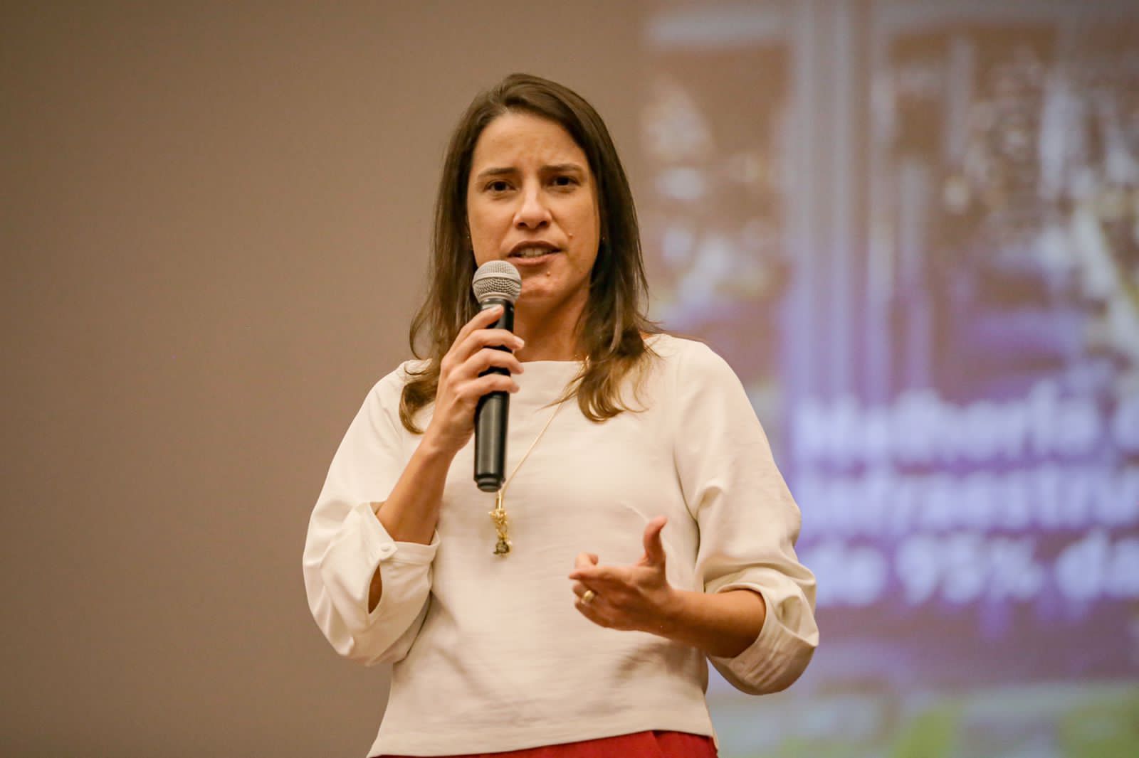 Raquel cobra redução total do ICMS dos combustíveis em PE 