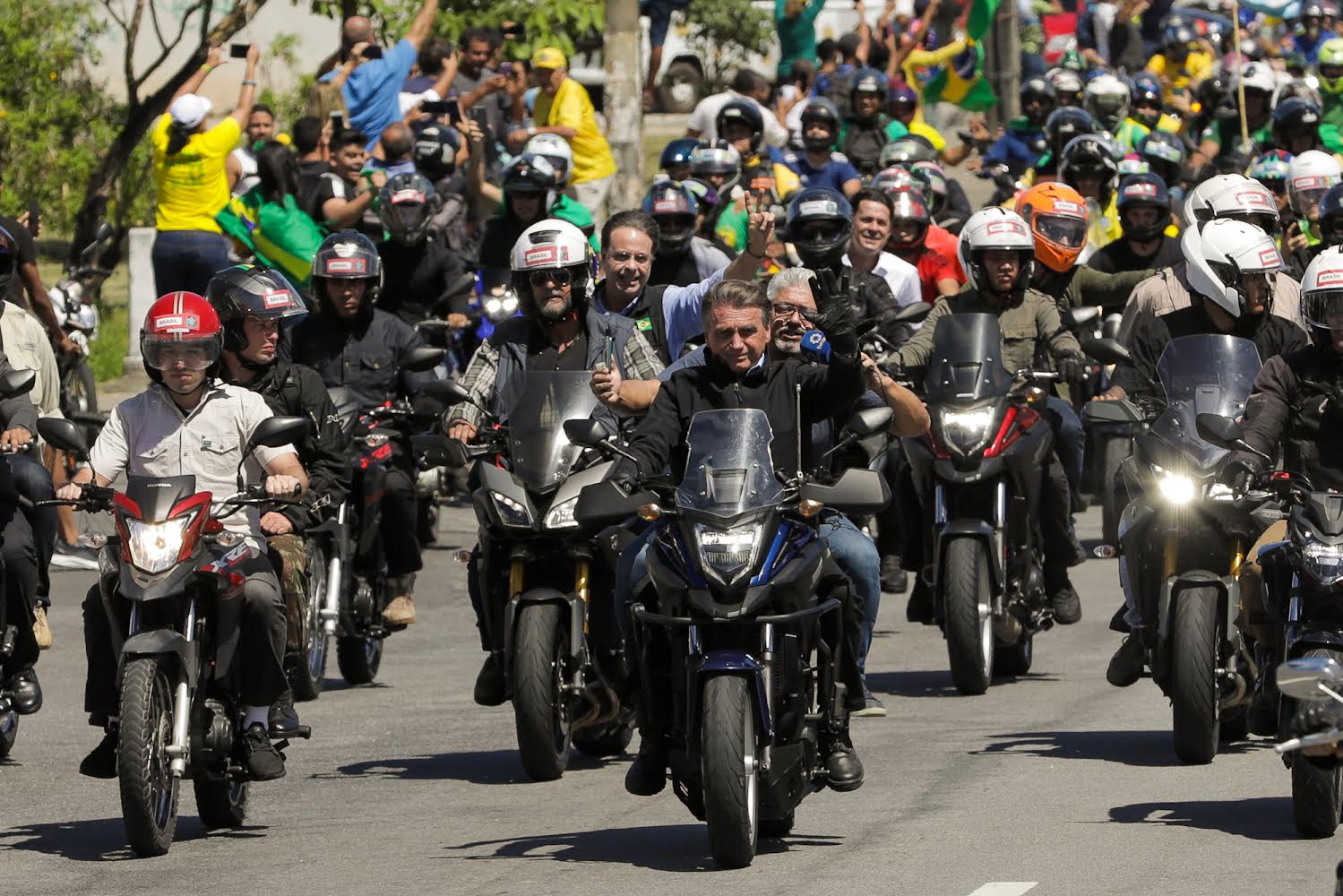 Bolsonaro, Anderson e Gilson realizam motociata no Recife 
