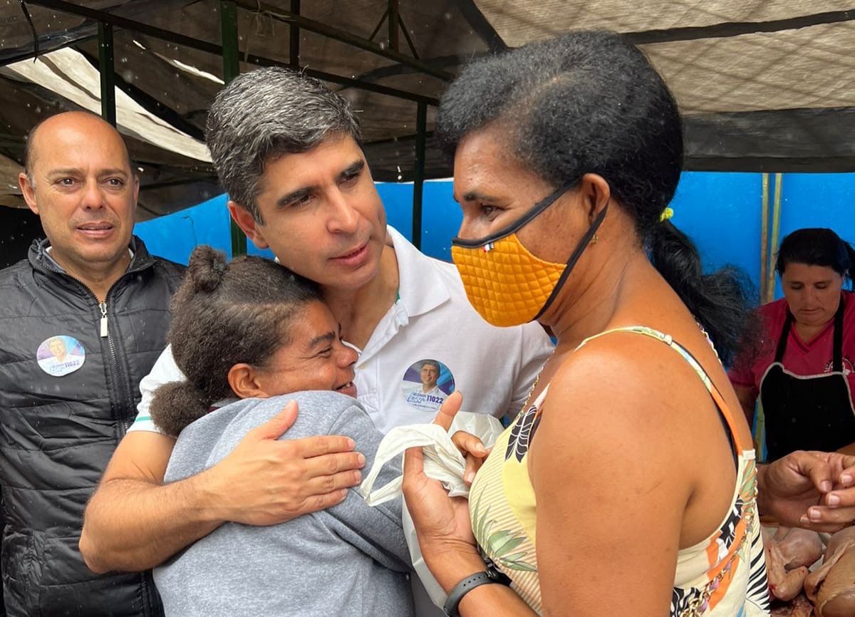 Lessa é bem recebido por população na Feira do Salgado