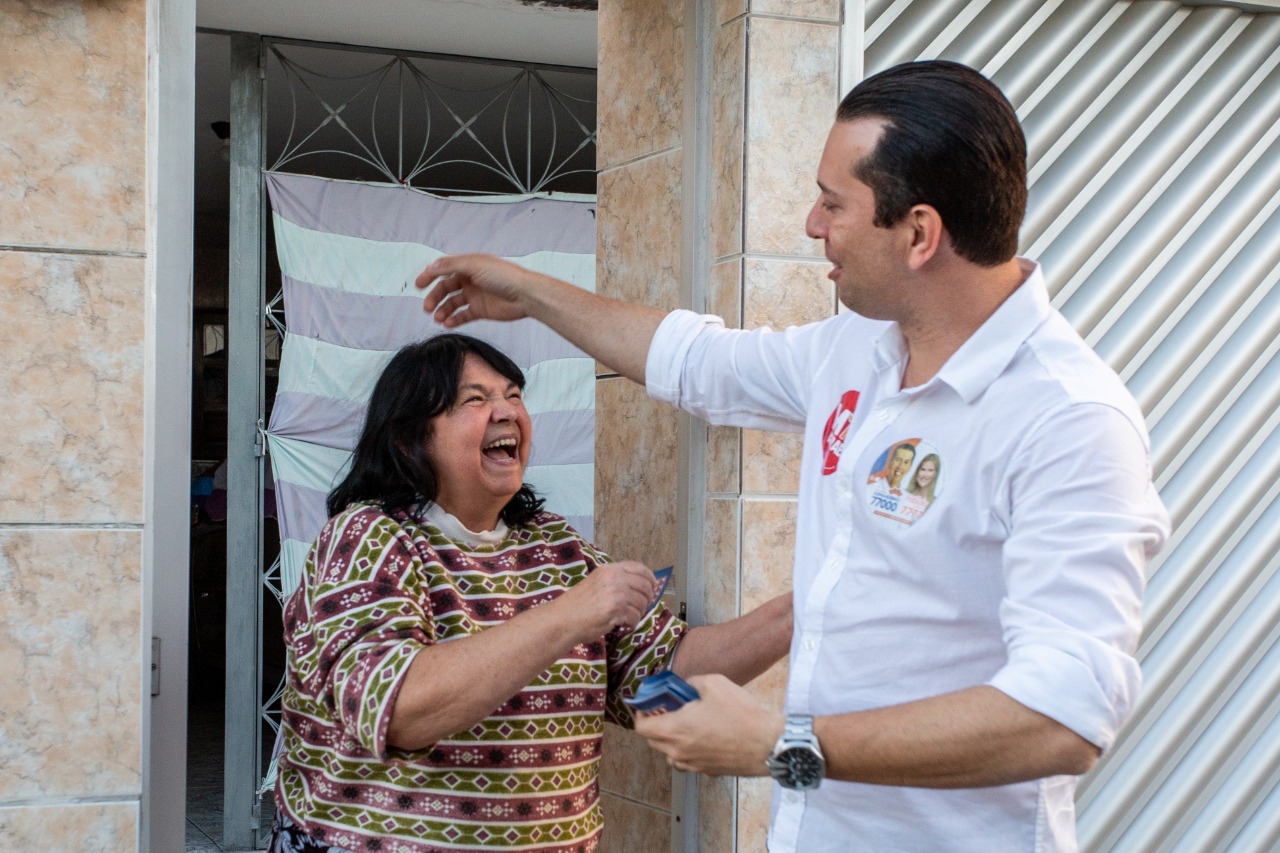 Armandinho é recebido com entusiasmo no Bairro Kennedy