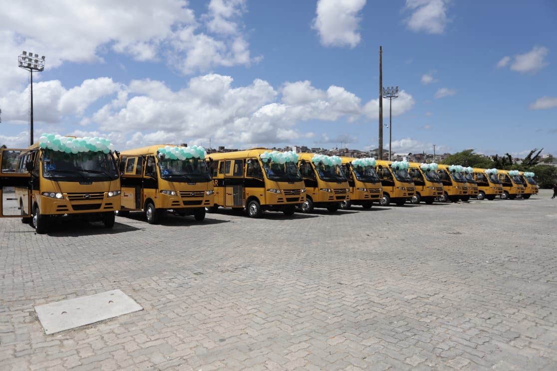 Caruaru recebe 14 novos ônibus para atender estudantes