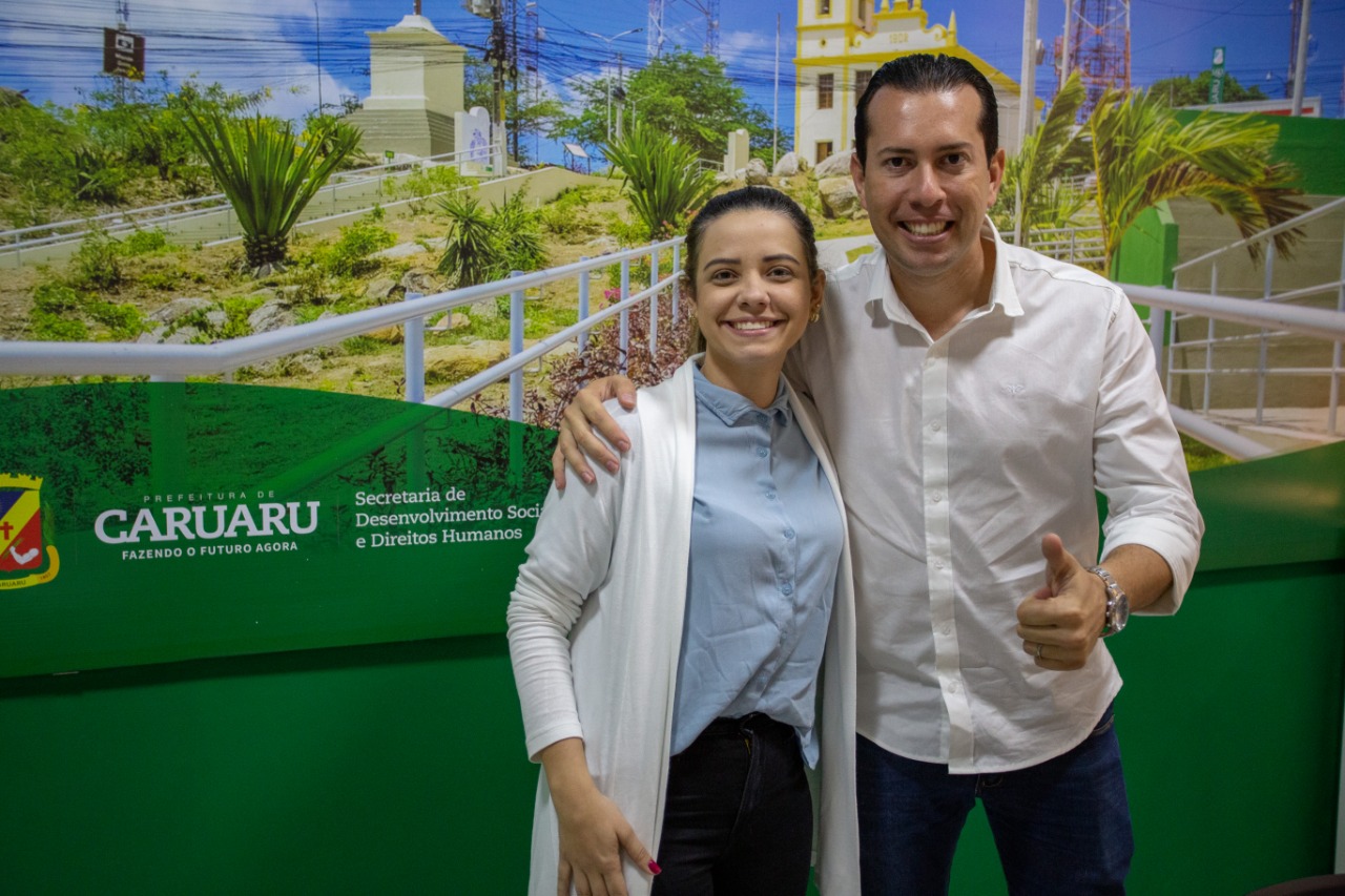 Em Caruaru, Armandinho se reúne com gestora da SDSDH