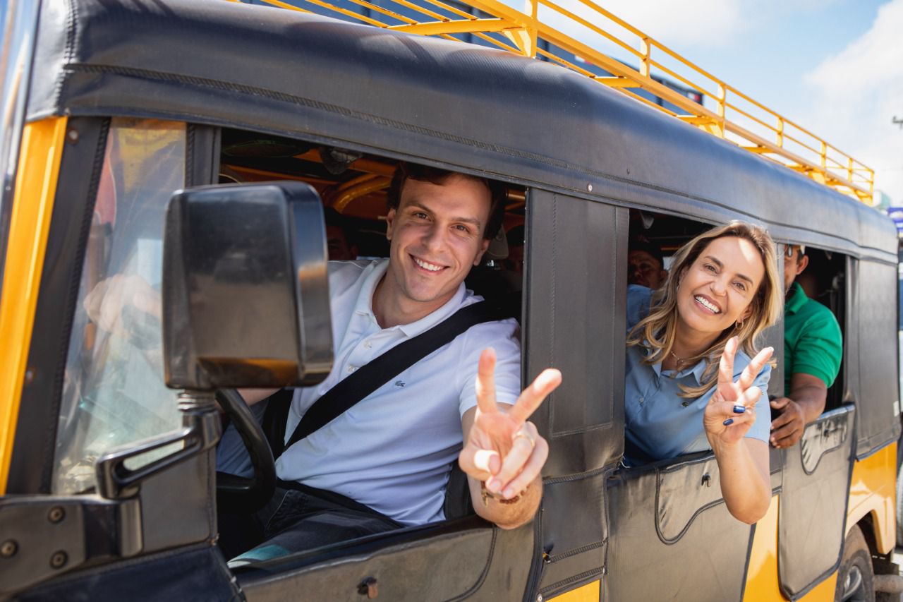 Miguel Coelho chega em Surubim  dirigindo toyota
