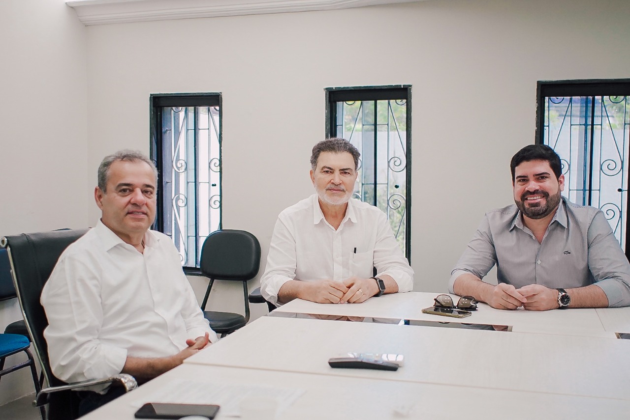 Tony Gel e Tonynho apresentam o ‘Cartão da Moda’ a Danilo