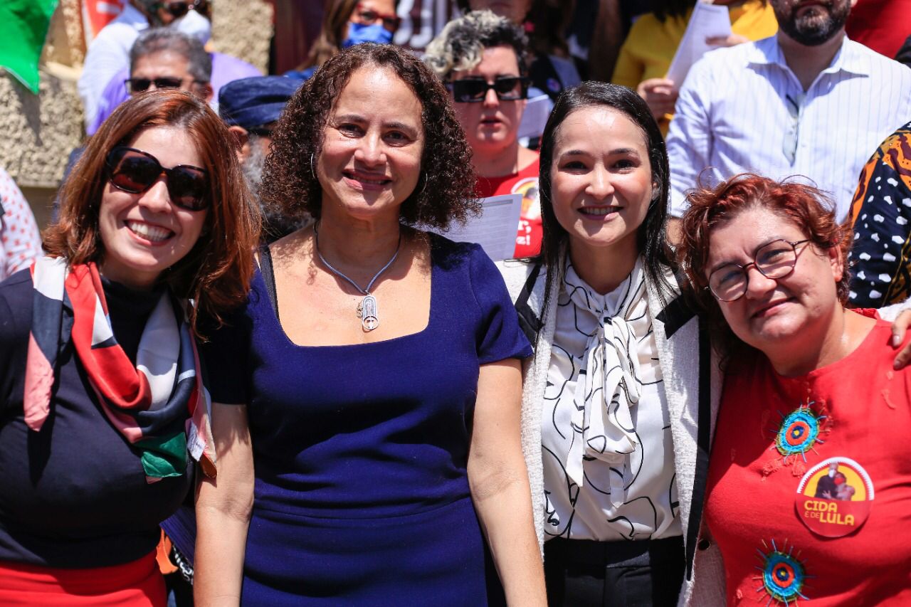 Luciana participa da leitura de carta em defesa da democracia