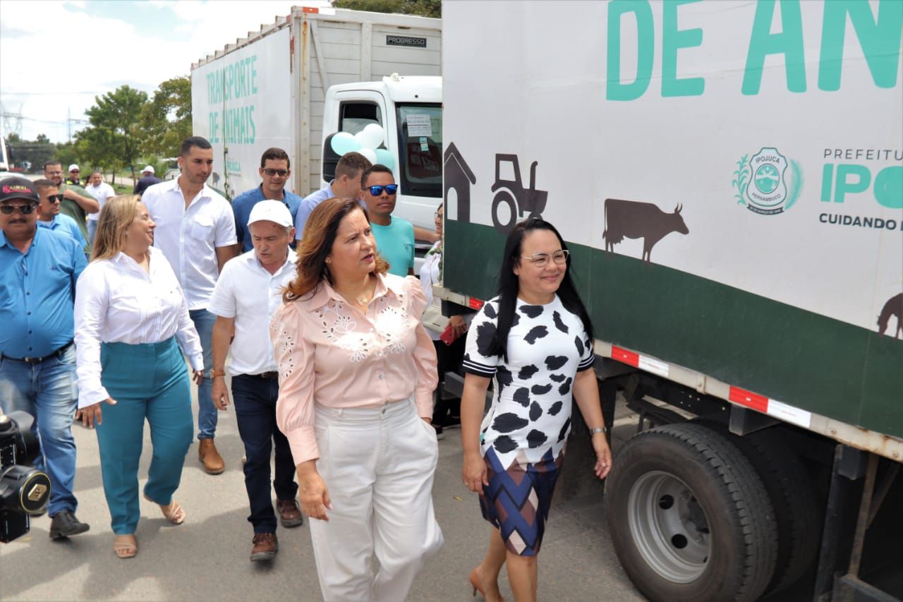 Prefeita do Ipojuca entrega cinco novos veículos ao município