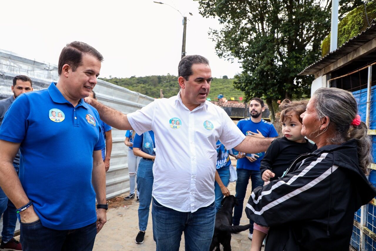 Dilson e Edson fazem porta a porta na zona rural de Caruaru 