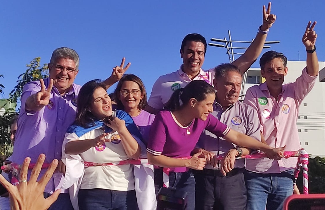Débora Almeida participa de grande carreata em Caruaru