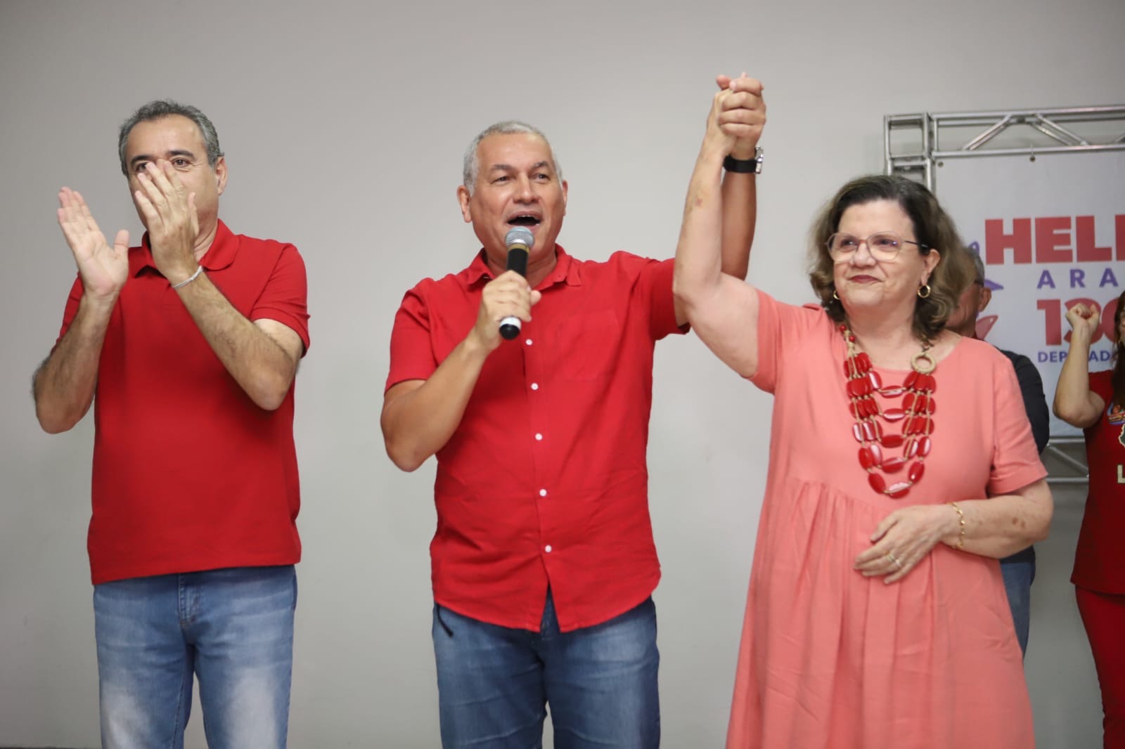 Teresa participa de inauguração do comitê de Heleno Araújo 