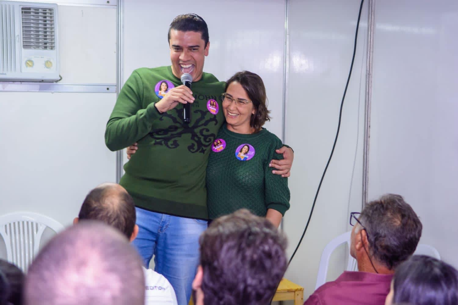 Rodrigo entra de cabeça na campanha de Débora Almeida