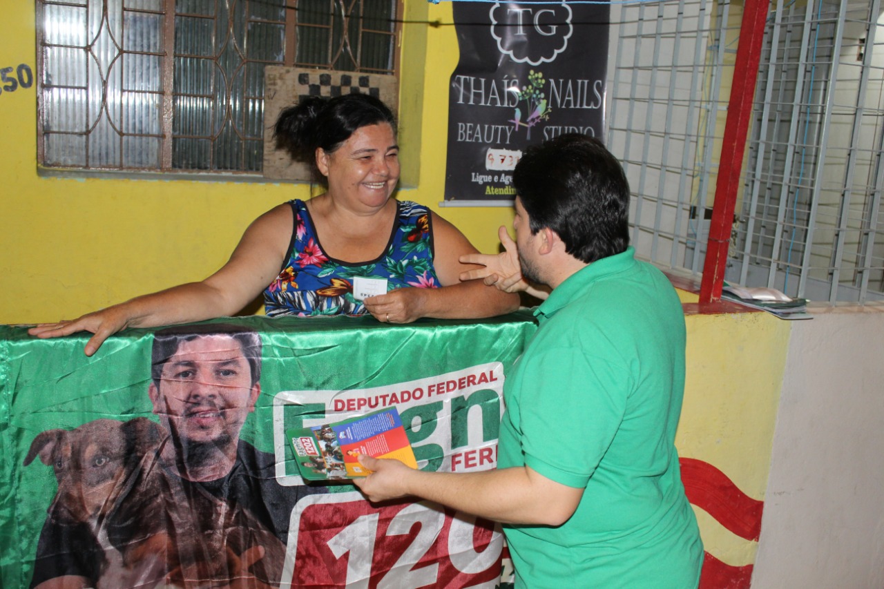 Fagner Fernandes faz porta a porta no Salgado