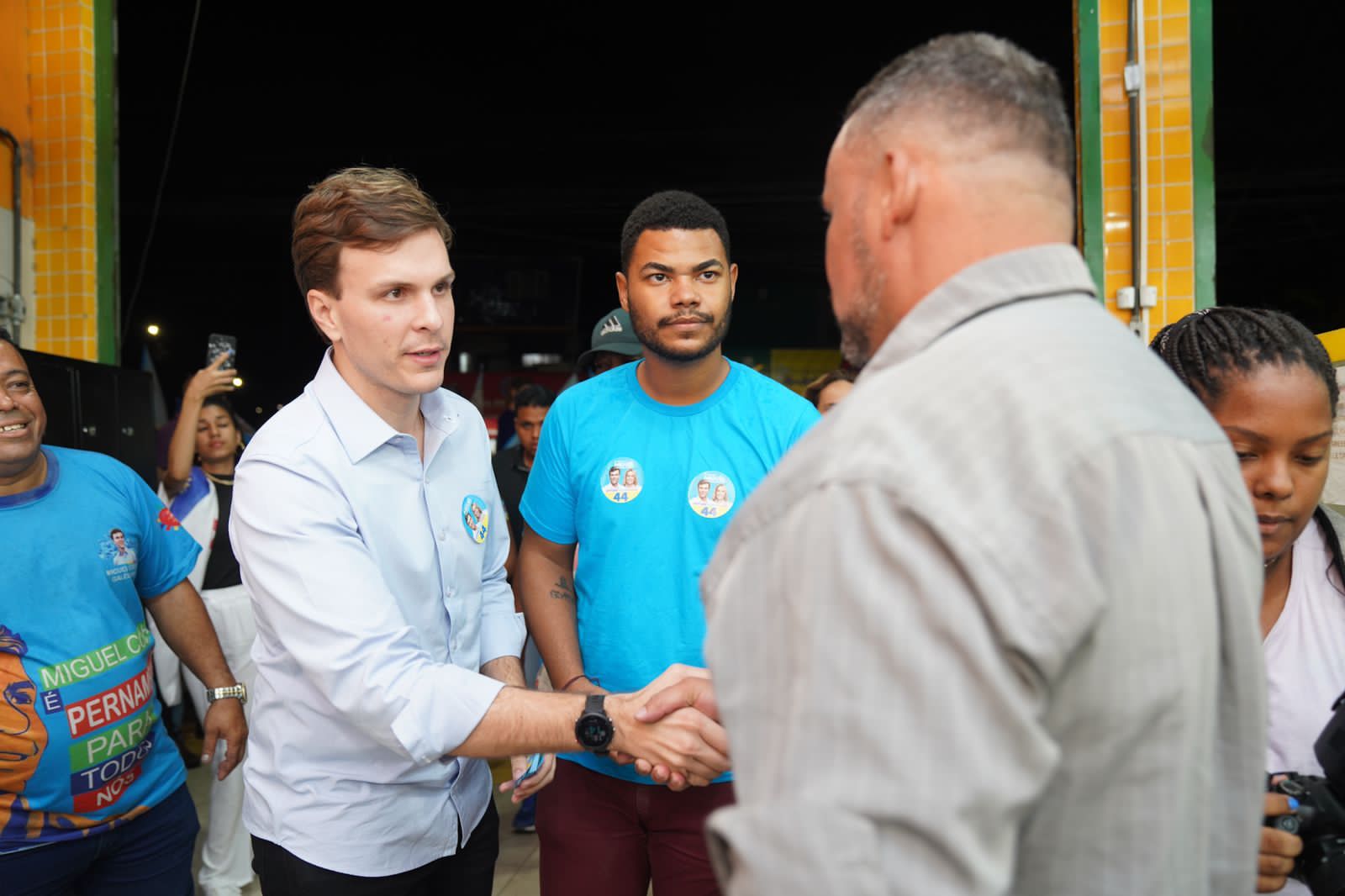 Miguel abre campanha no Recife com caminhada em Beberibe