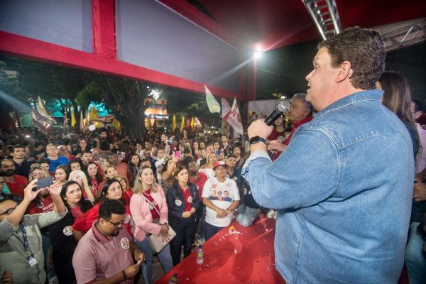 Wolney mostra mágoa de Raquel em inauguração de comitê