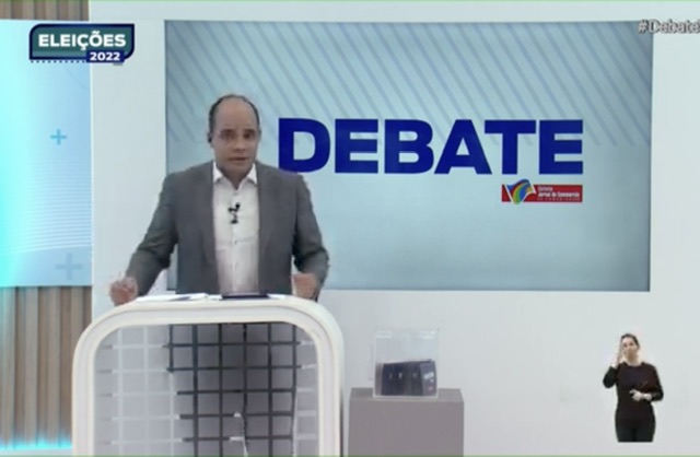 Apresentadora desmaia em debate e é substituída