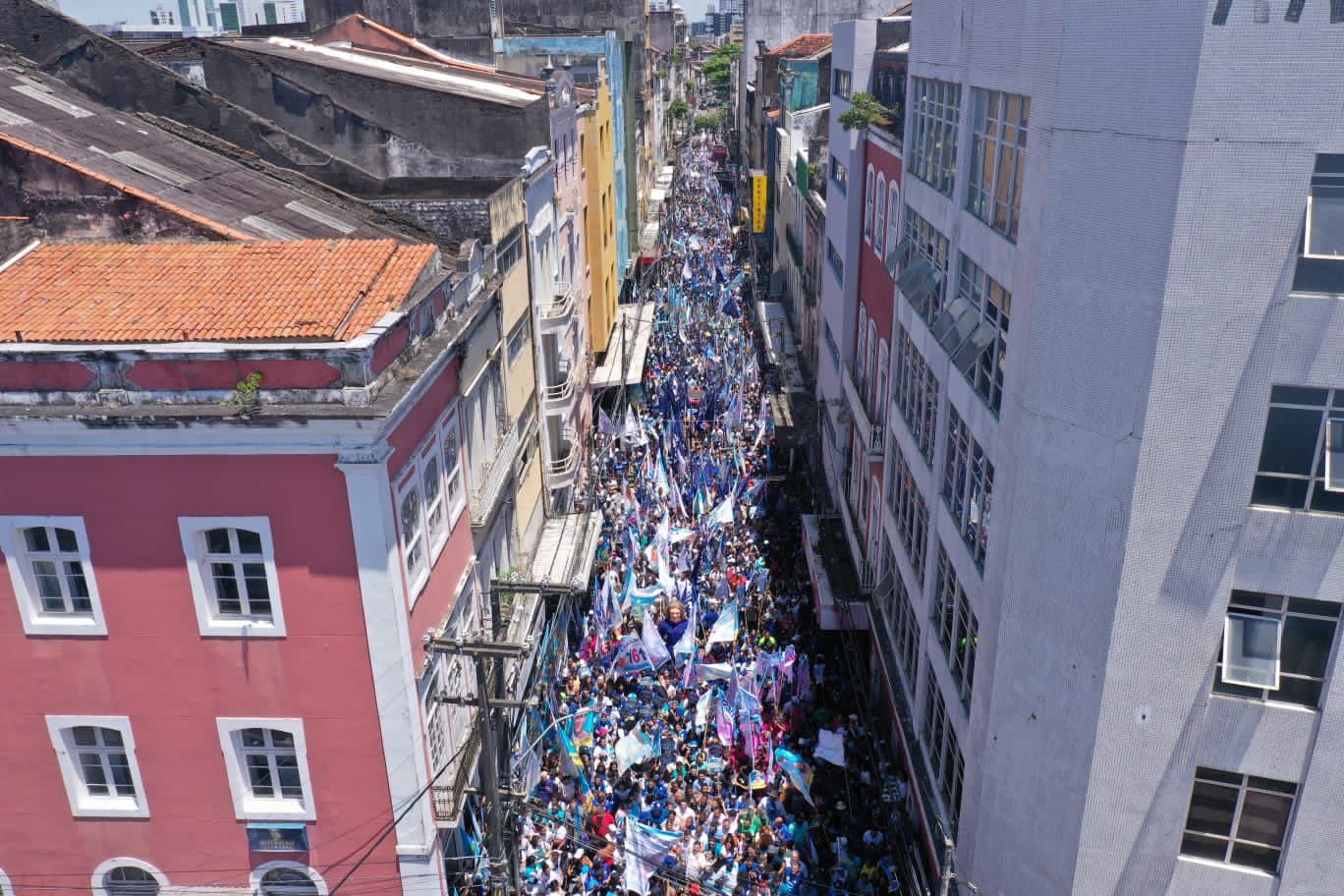 Miguel arrasta multidão em caminhada pelo Centro do Recife