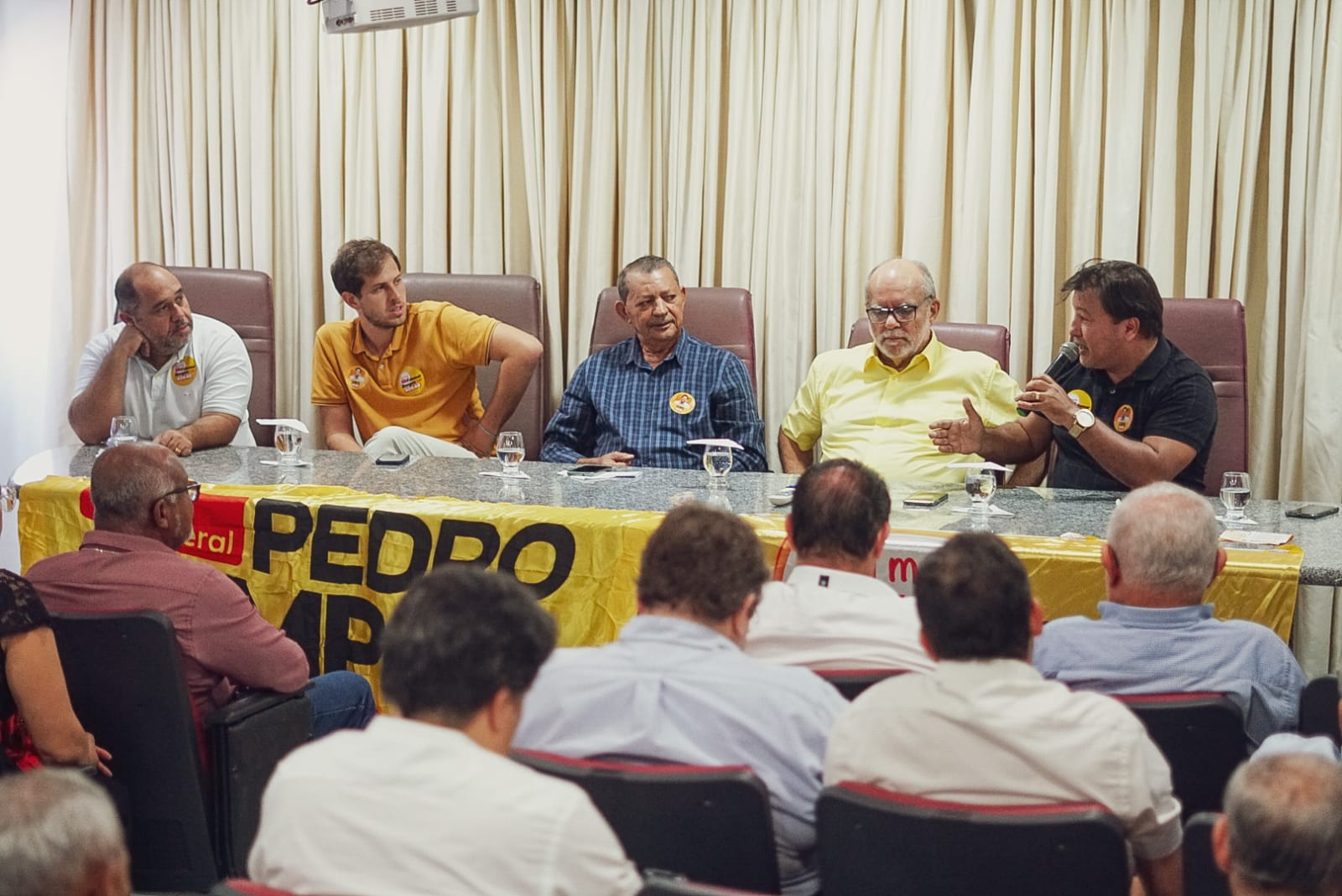 Pedro Campos faz escuta de representantes de segmentos da sociedade