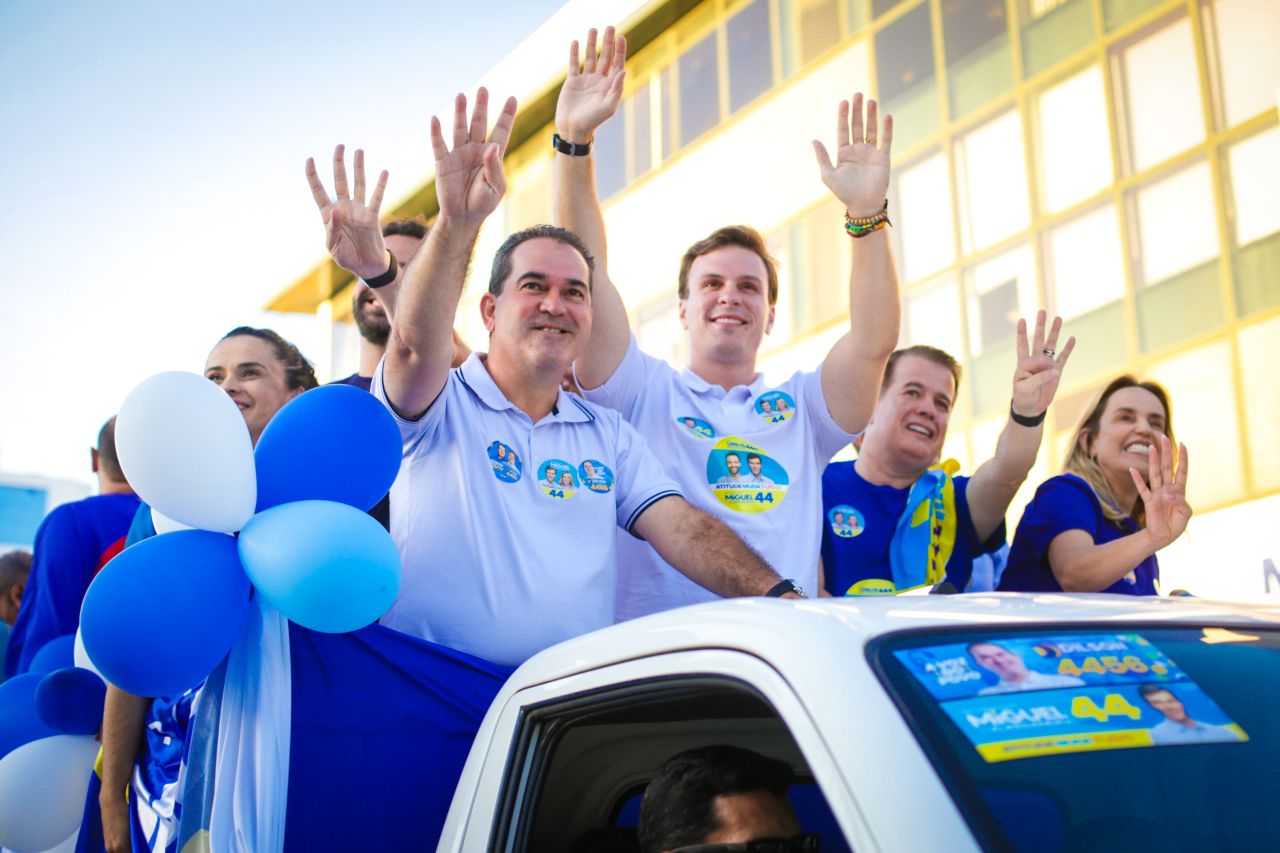 Miguel Coelho participa de grande carreata em Caruaru