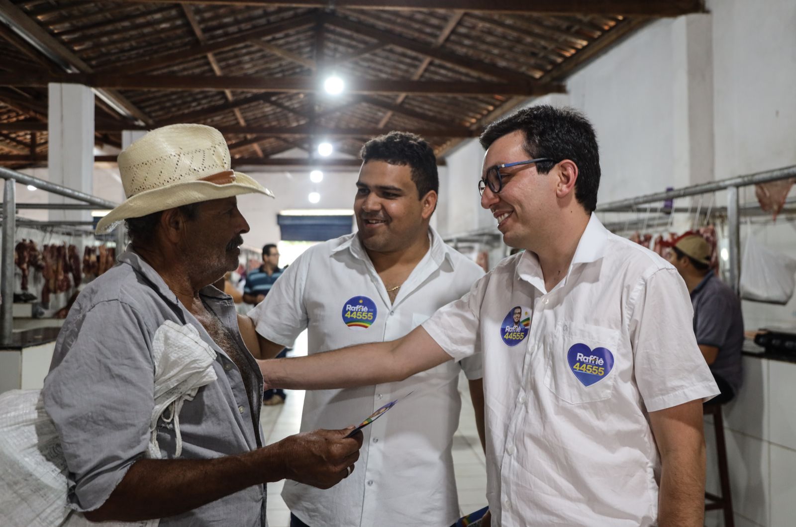 Raffiê é recebido com alegria na Feira de Riacho das Almas