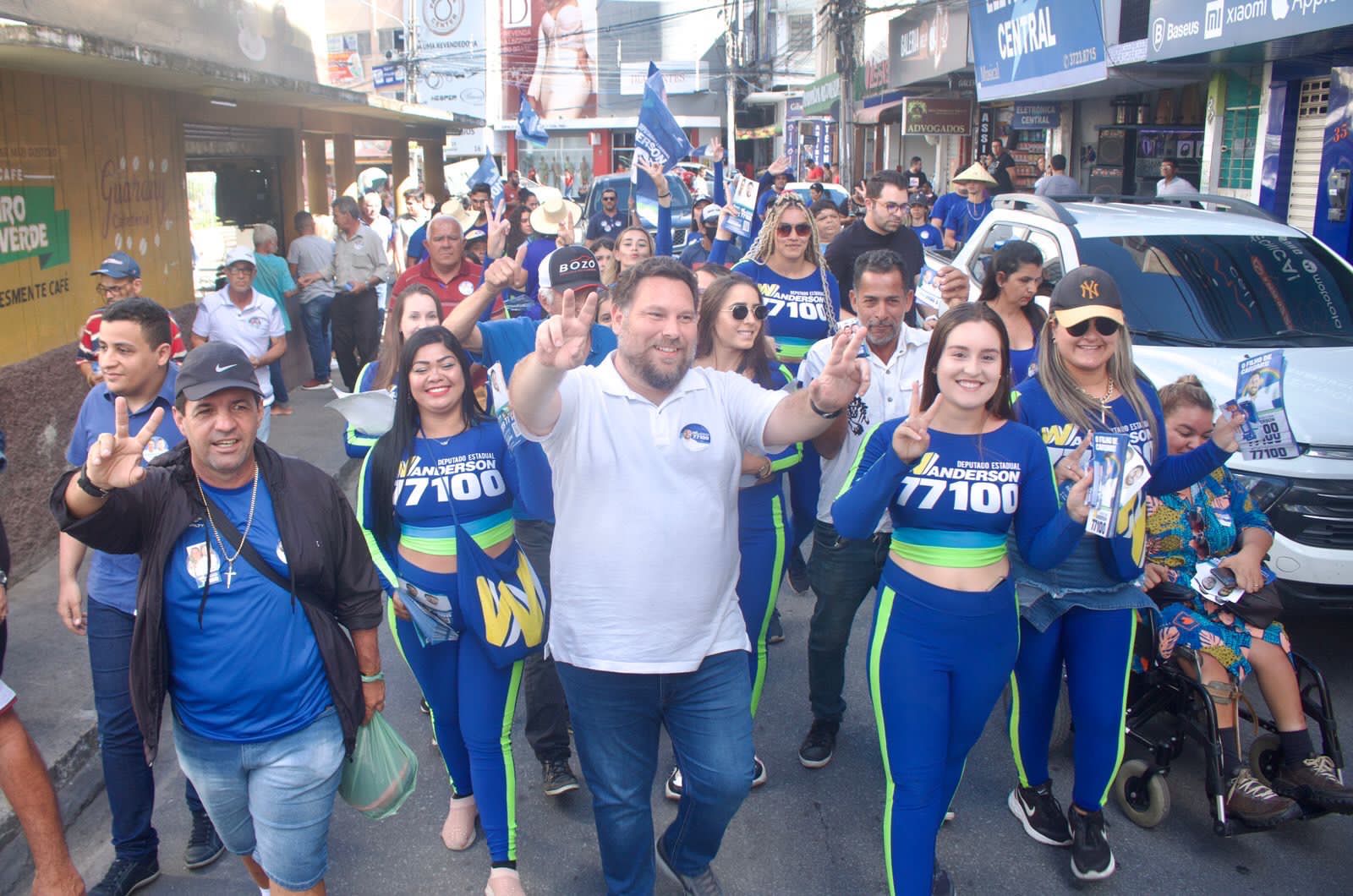 Wanderson é recebido com entusiasmo em caminhada em Caruaru