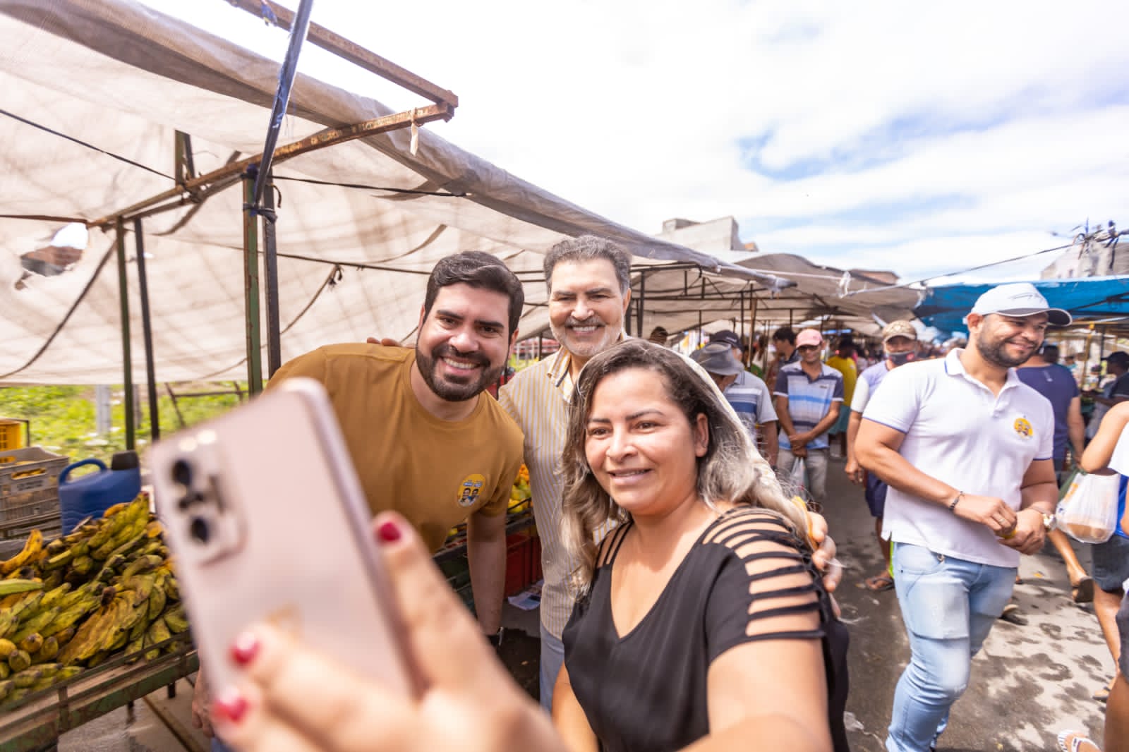 Tony Gel e Tonynho visitam feiras livres em Caruaru 