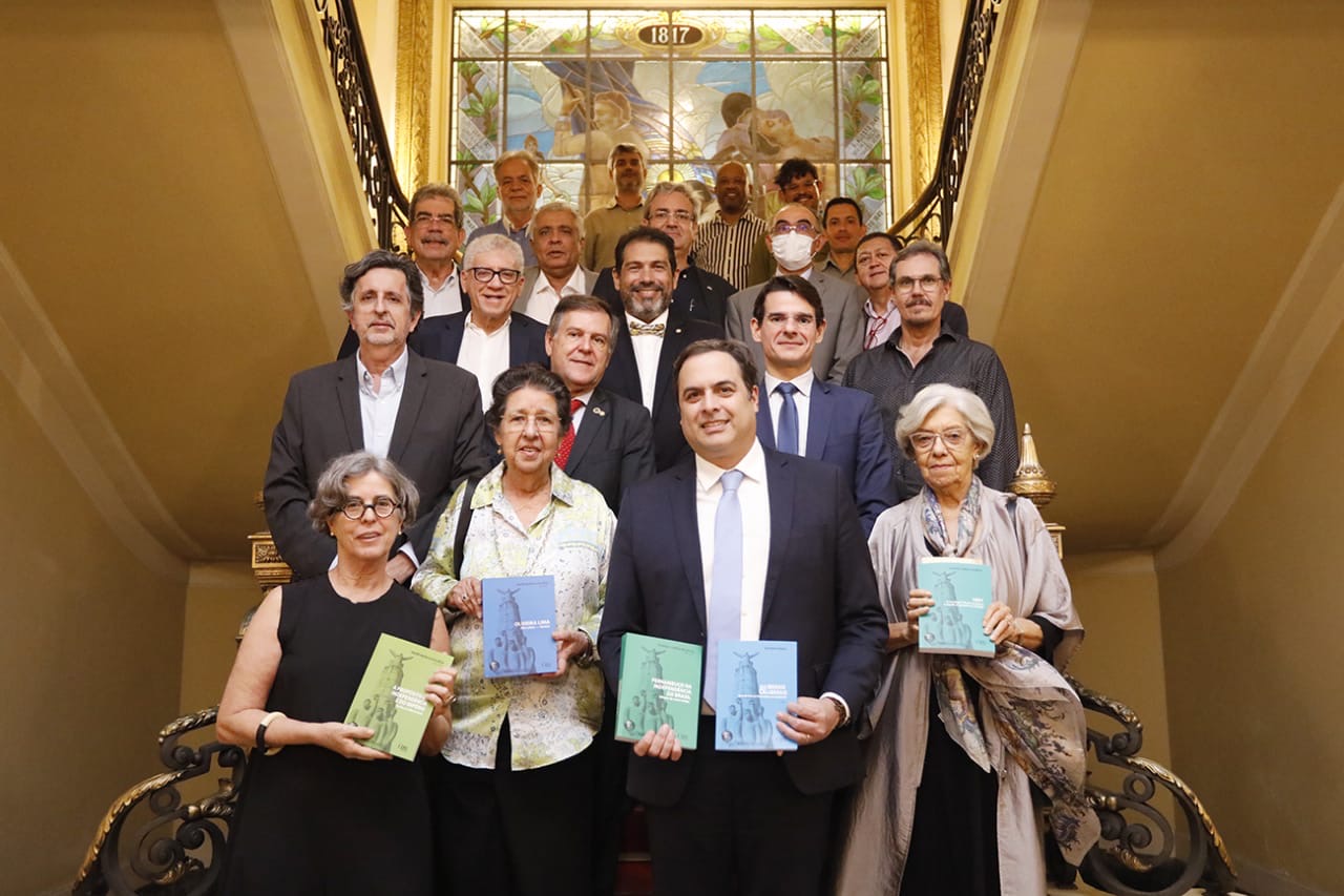 Cepe entrega primeiros livros da Coleção Pernambuco na Independência