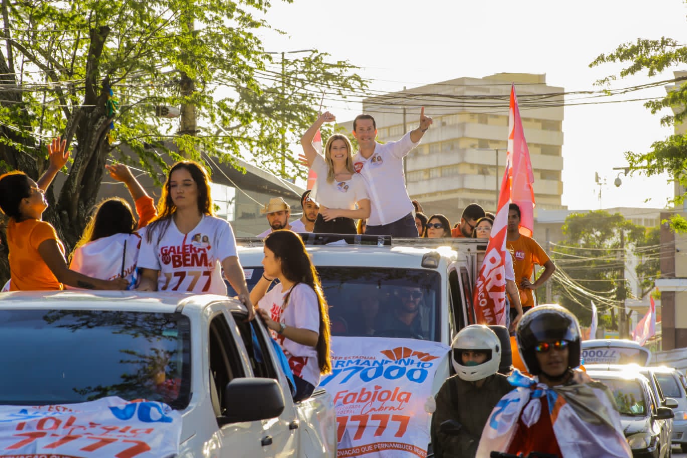Armandinho e Fabíola Cabral promovem buzinaço em Caruaru