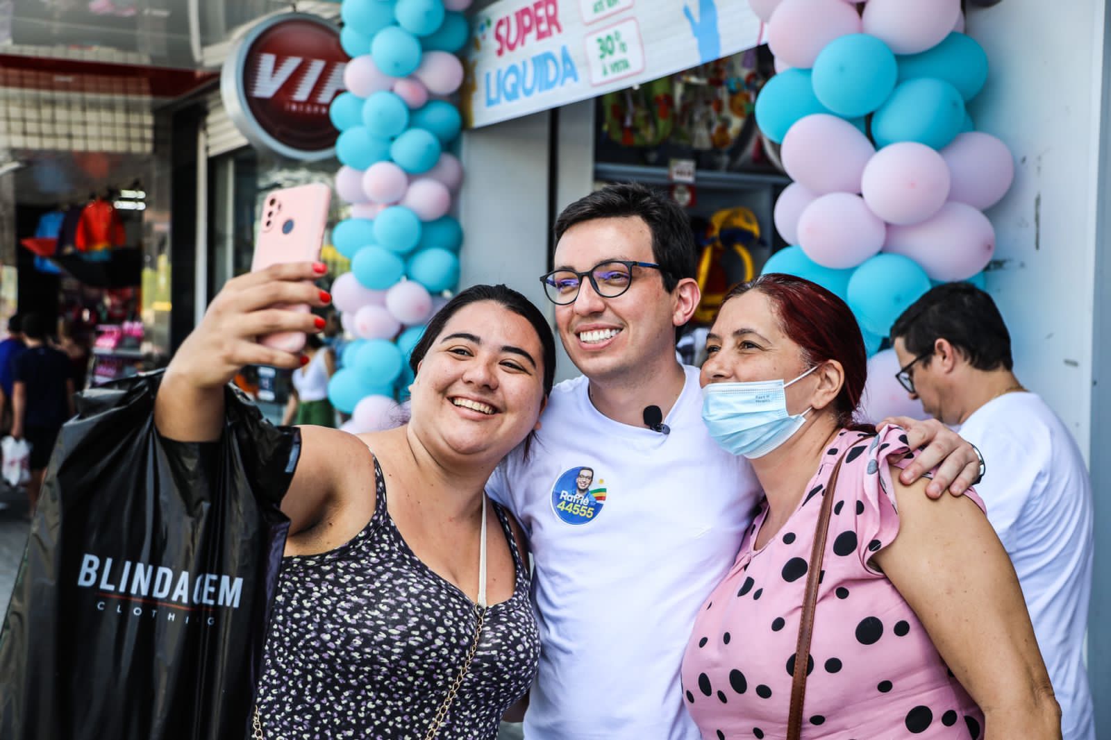 Raffiê visita comércio de Caruaru e dialoga com população