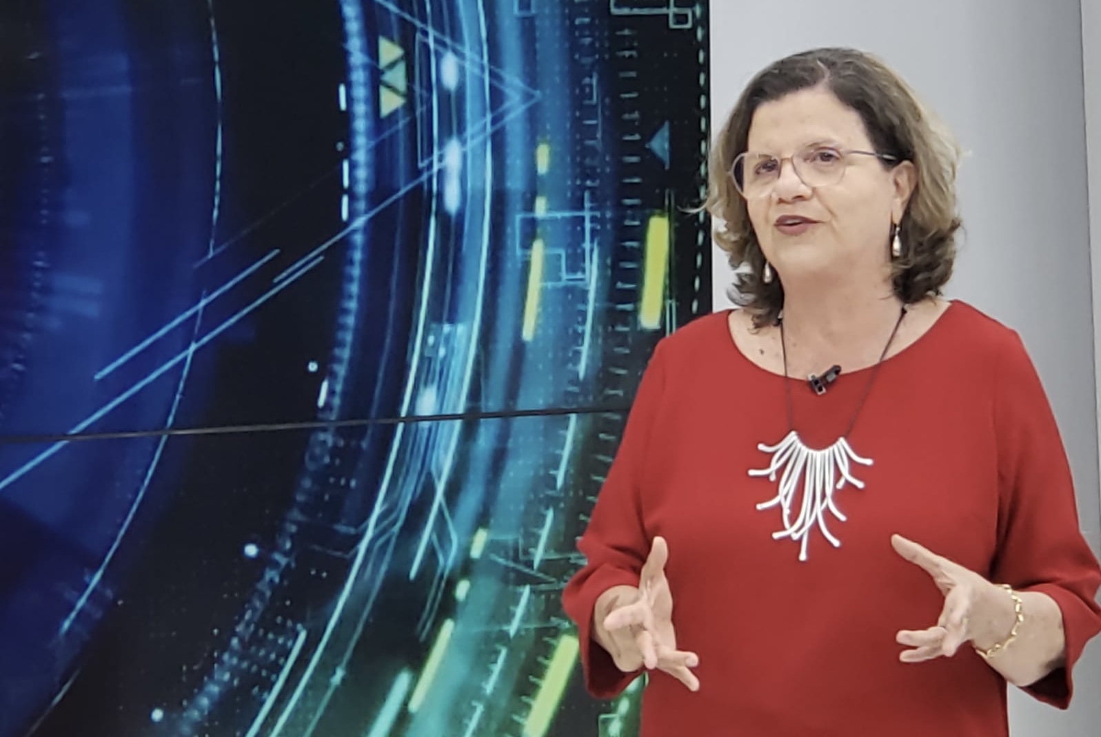 TRE-PE determina retirada de material contra Teresa