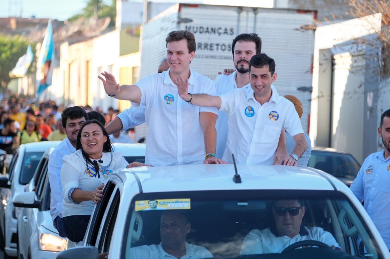 Miguel Coelho mostra força em carreatas no Sertão