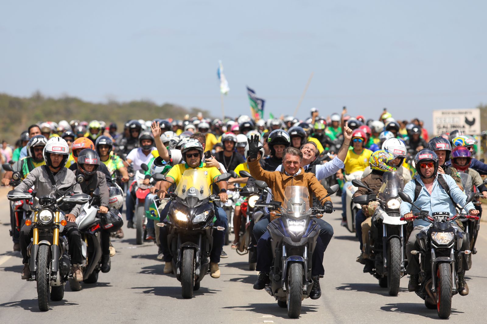 Ao lado de Gilson e Anderson, Bolsonaro atrai multidão no Agreste 