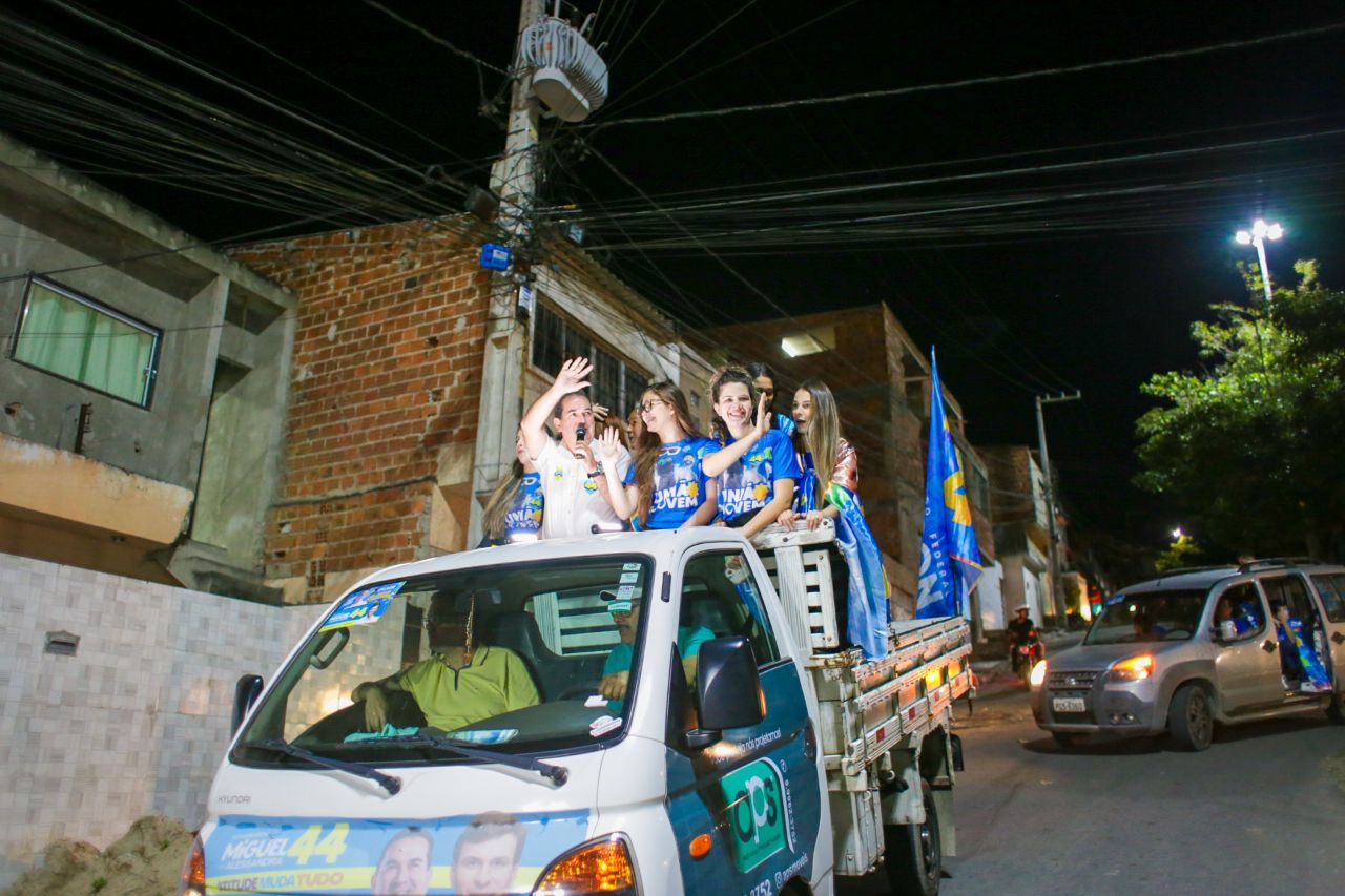 Dilson participa de buzinaço nos bairros Agamenon e Petrópolis