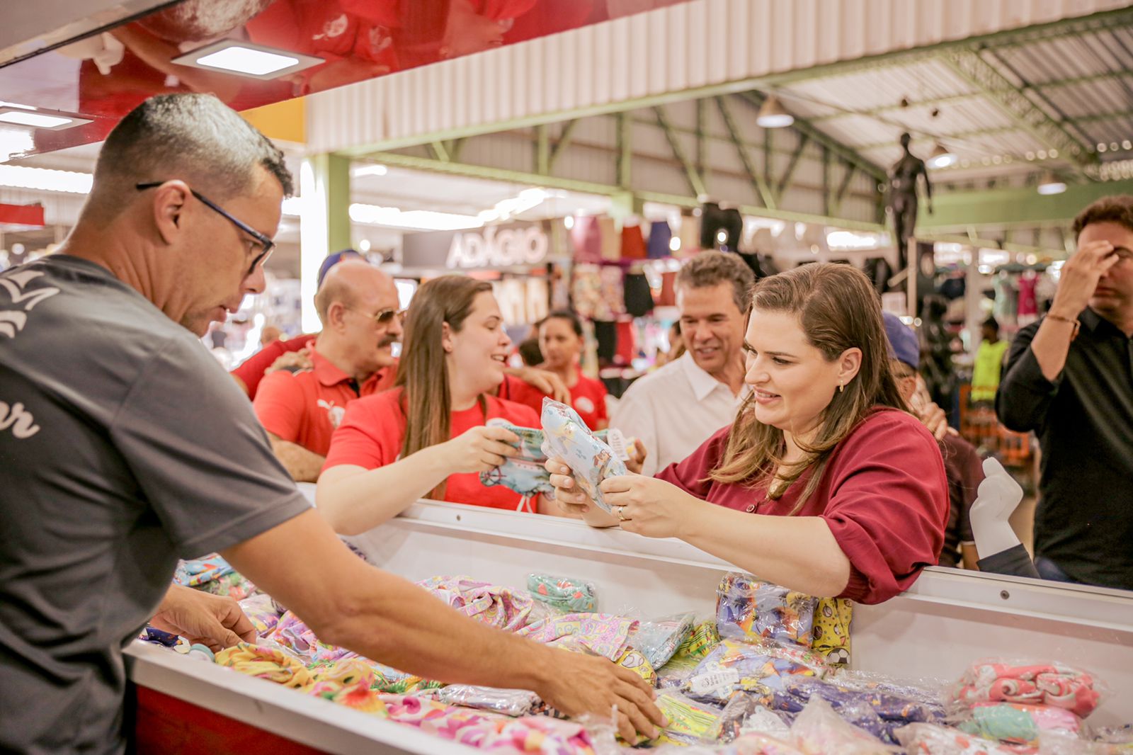 Marília e André de Paula visitam o Moda Center Santa Cruz