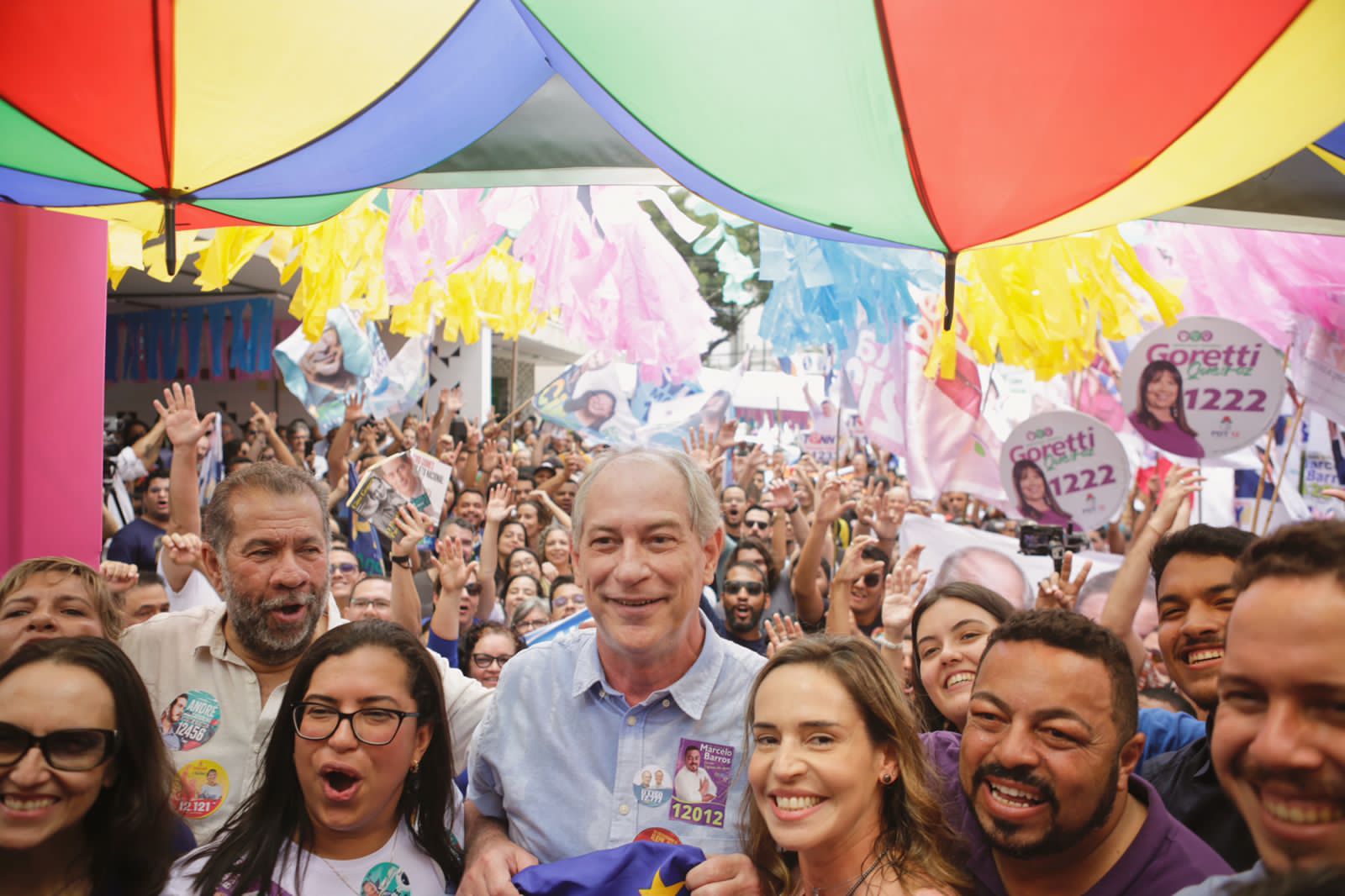 Ciro Gomes é recebido com entusiasmo no Recife