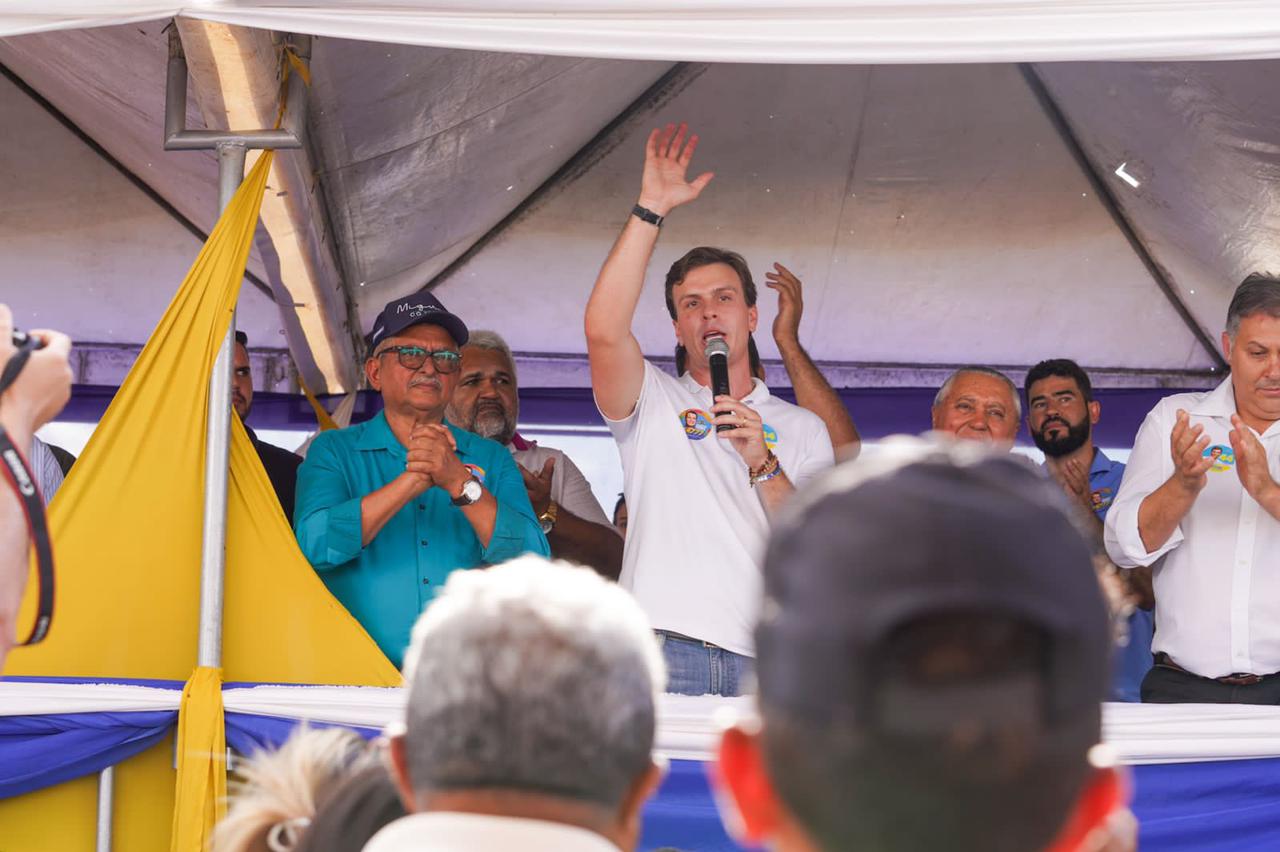 Em Quixaba, Miguel renova compromisso de zerar IPVA para motos